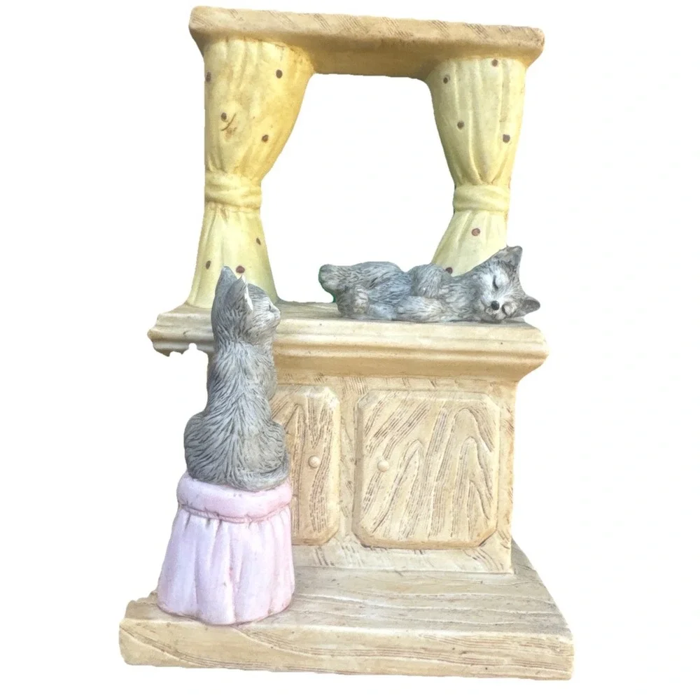 Vintage Mann Two Kitty Cats by Window Porcelain Music‎ Box